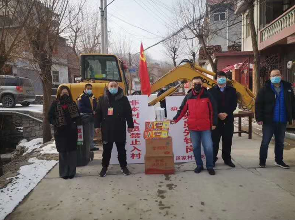 當(dāng)前，新型冠狀病毒的肺炎疫情防控形勢嚴(yán)峻，小區(qū)是城市治理的基本單元，物業(yè)更是疫情防控的第一戰(zhàn)線。疫情就是命令，防控就是責(zé)任，為打贏這次防疫戰(zhàn)，三箭物業(yè)公司于1月23日便成立了應(yīng)對新型冠狀病毒疫情聯(lián)防聯(lián)控領(lǐng)導(dǎo)小組，明確分工，各司其職，把做好疫情防控工作作為當(dāng)前的首要任務(wù)，迅速安排各物管部積極采取防控措施，竭力守護(hù)業(yè)主、員工的健康安全，維護(hù)園區(qū)的和諧穩(wěn)定。